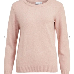 Ljusrosa tröja från Vila - jätte fin stikad tröja från vila💞💞den passar till väldigt mycket och är väldigt skön☺️skriv om du vill ha fler bilder💕passar större storlekar oxå☺️