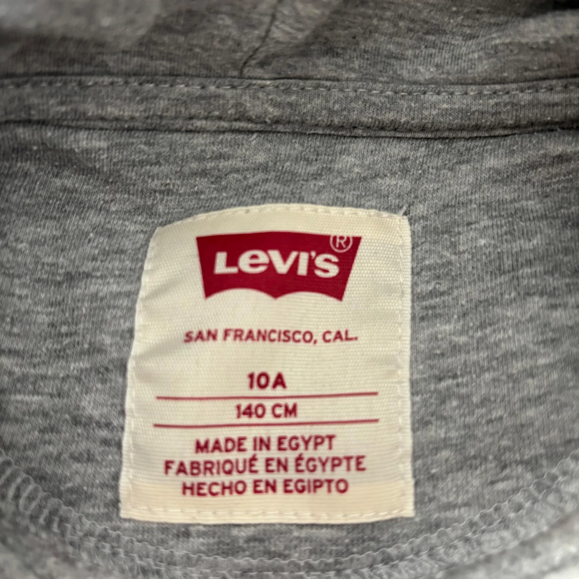 Grå hoodie från Levi's - 2