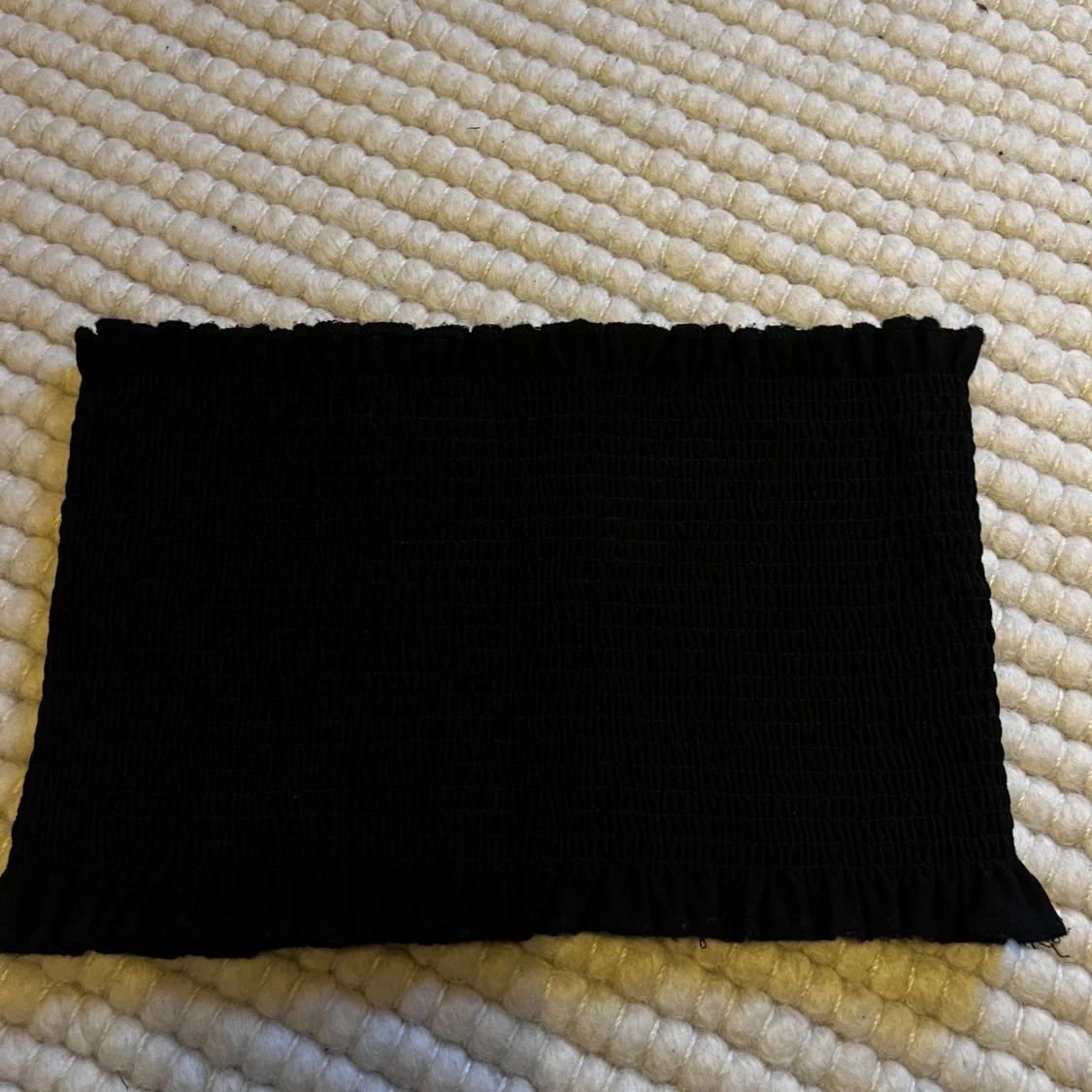 Svart smockad tub topp.