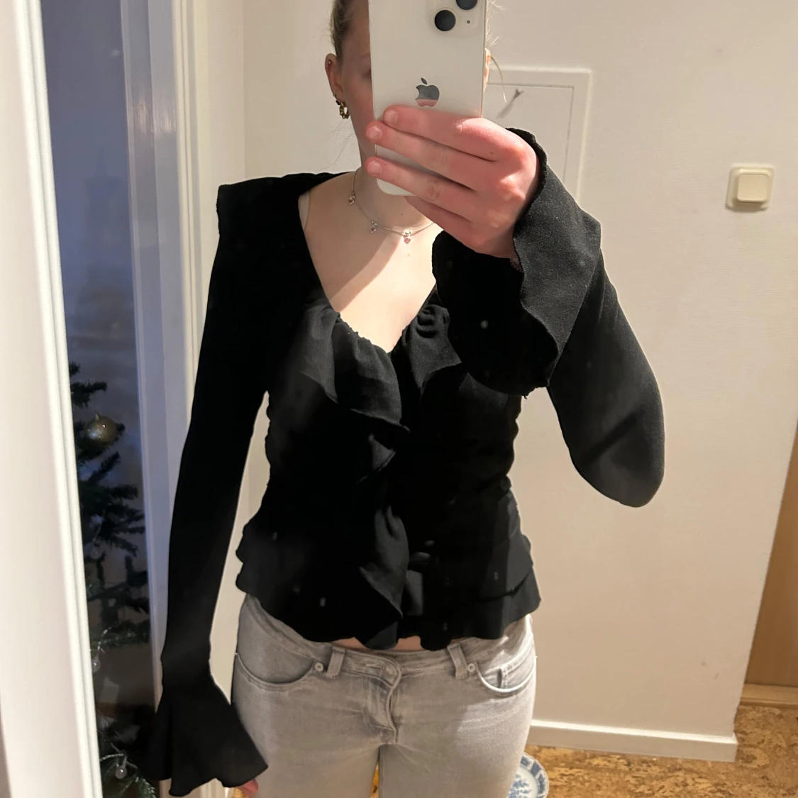 Svart blus med volangdetaljer