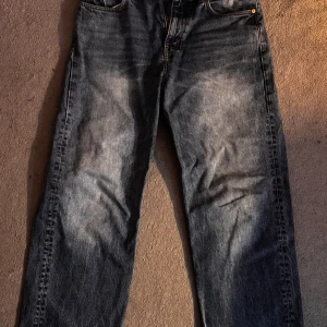 Weekday jeans galaxy loose straight - Säljes ett par jeans från weekday, för små därav säljer jag de. Knappt använda. Färgen är oklar då jag tror de ej säljs längre, men de är en mörkare blå med ljusa toner, 31/30. 