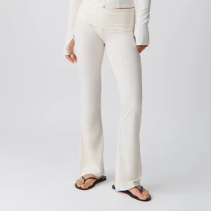 Vita bootcut byxor - Snygga vita bootcut byxor. Perfekta för en stilren look. Byxorna har en mjuk och bekväm passform som gör dem idealiska för både avslappnade och mer uppklädda tillfällen.