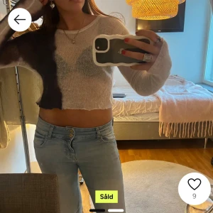 Croppad tröja - Säljer en trendig croppad tröja i beige och mörkblå. (Inte mina bilder) 