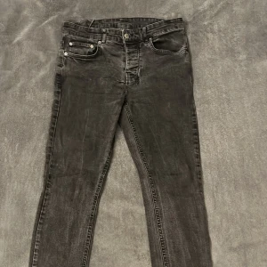 Ksubi jeans svart/grå - Svart/gråa jeans från Ksubi🙌🏼 storlek 31🍾 slim fit✅ pris går såklart att diskutera👍🏼 bara att fråga vid funderingar🤝🏼