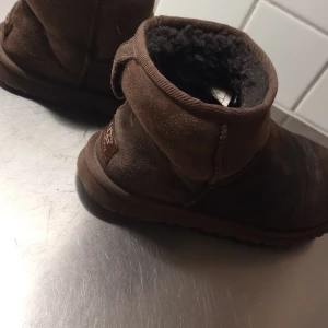 Bruna boots från UGG - Säljer ett par bruna UGG boots i mocka 🤎