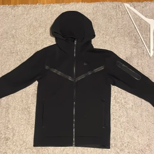 Helt ny nike tech - Säljer en helt ny oanvänd nike tech tröja