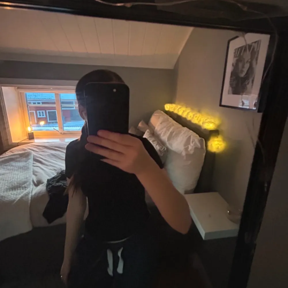 Säljer en klassisk svart t-shirt från Divided. Den har en enkel design med rund hals och korta ärmar, perfekt för en stilren look. Passar till det mesta och är ett måste i garderoben. 🖤. T-paidat.