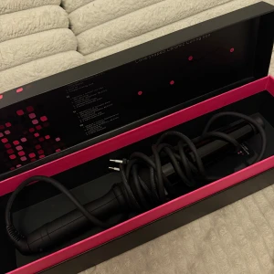 CeraWand 25-38mm konformad locktång - Säljer en CeraWand konformad keramisk locktång med storlek 25-38mm. Perfekt för att skapa mjuka och naturliga lockar. Den kommer i en snygg svart och rosa förpackning. Helt ny! 💕