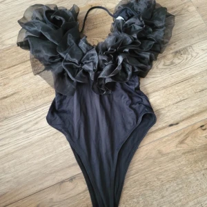 Svart body med volangdetaljer - Trendig svart body med stora volangdetaljer runt axlarna. 💖.