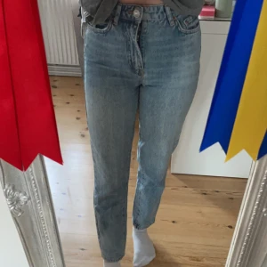 Blå jeansbyxor - Säljer nu dessa jeans då de är för små och ej används. Modellen ”momjeans” från Gina tricot, använda men me är inte mycket! Så jätte fint skick🩵🩵🩵 