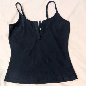 Marinblå ribbad linnetopp - Syns inte på bild men det är en mörk blå färg! Använd en gång