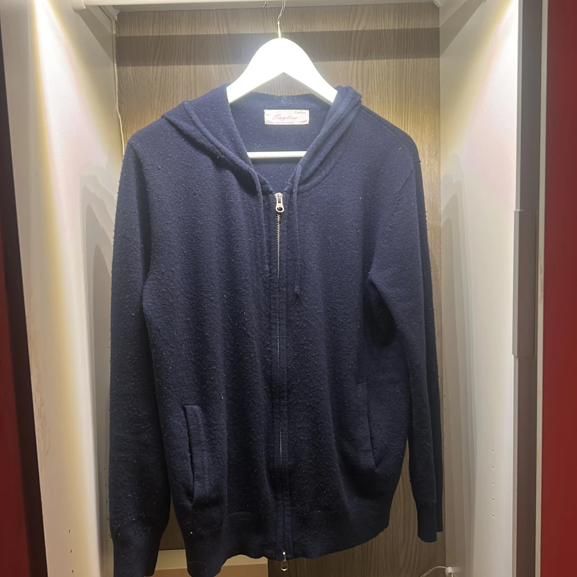 Mörkblå kashmir hoodie från Sayless