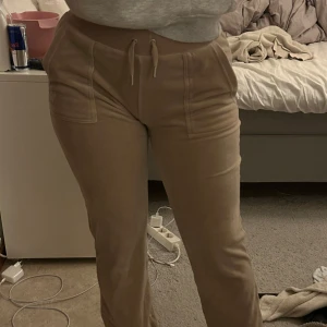 Juicy couture byxor beige  - Jag säljer mina fina juicy couture byxorn för att jag aldrig använder dem! De är använda men inte mycket alls. De är i storlek xs och jag är 157 o de når ner i marken på mig som man kan se på bild två! 