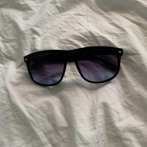 Blå svarta glasögon - Liknande rayban boyfriends fast snyggare i mina ögon. Unik svart blå combination.