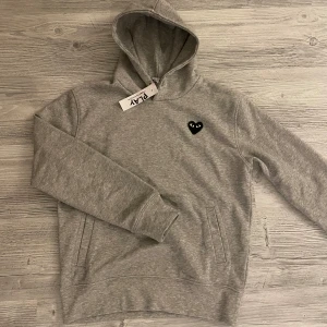 CDG Hoodie  - Tja säljer nu denna unika gråa Hoodien från Comme des garcons i storlek S för endast 1499kr! Priset är ej hugget i sten! Skriv i dm vid funderingar🙌