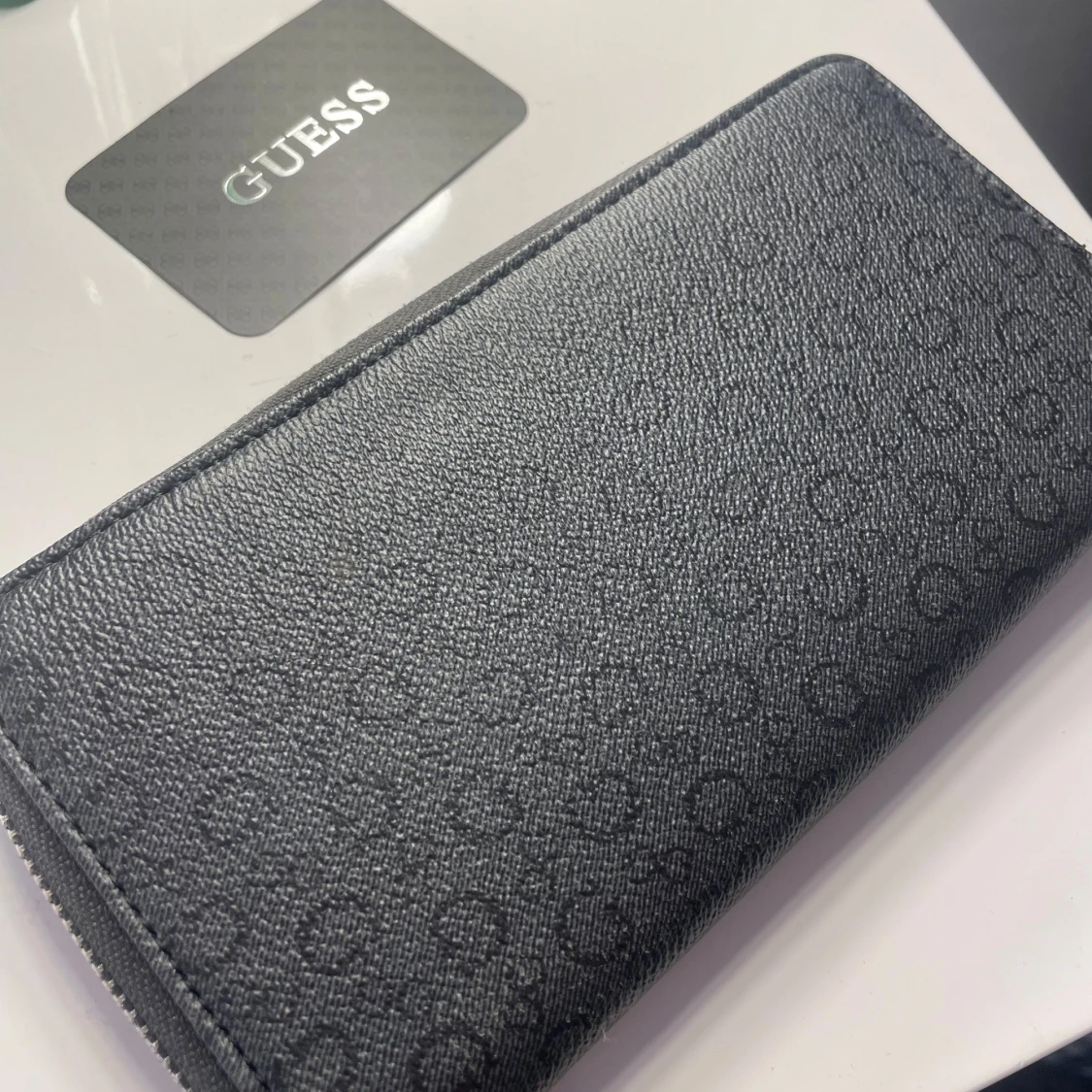 Svart plånbok från Guess - 2