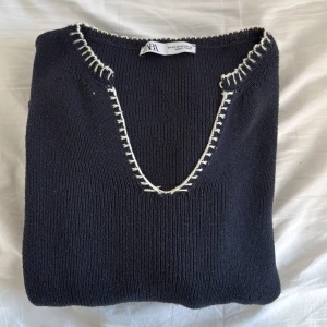 Mörkblå tröja från Zara - Säljer denna mörkblå v ringade tröjan i från Zara då den inte kommer mycket till användning. Använt max 1 gång 