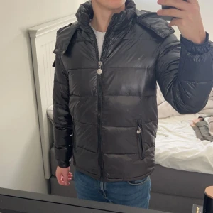 Svart jacka - Tja! Säljer nu denna svarta vinterjacka som är utav 100% dun. Den är i nyskick, aldrig använd! Den är storlek S och jag på bilden är 179 och den sitter bra på mig🙌 Om du har några frågor eller funderingar är det bara att höra av sig!🙌