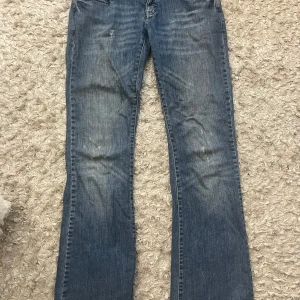 Coola jeans - Så så snygga jeans som tyvärr är lite korta på mig💕Som man ser på bilderna är stygnen till texten på baksidan nästan helt av men ingen man tänker på! Pris går att diskutera☺️