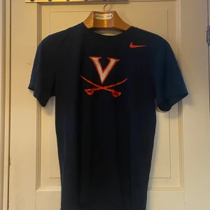 Virginia/Nike T-shirt - Använt den ett tag men är  bra omhändertagen 