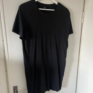 Svart t-shirt-klänning - Säljer en svart t-shirt-klänning som går till över knäna. 