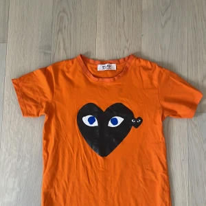 Comme des Garçons tshirt - Snygg Comme des garçons tshirt i bra skick. 