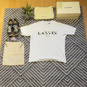 Vit t-shirt från Lanvin - Köp inte denna annons🛑Detta är en intressekoll. Det som finns är det i bilden plus ett par arigato laceless 360. Kom men era prisförslag så ska vi kunna lösa en bra affär. Fråga på vid minsta lilla fråga!!