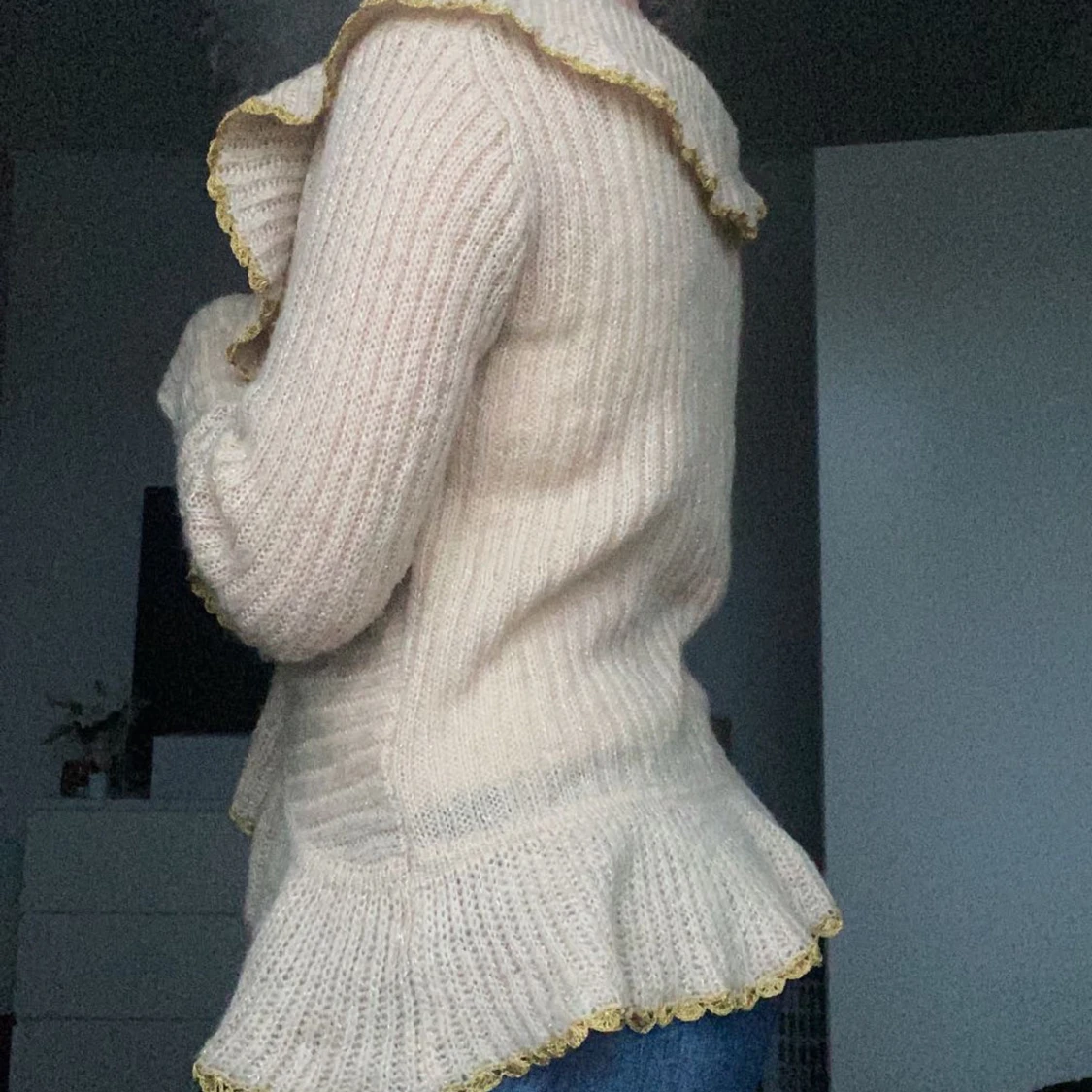 Beige stickad kofta med volangdetaljer - 2