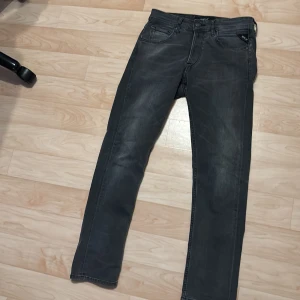 Grå jeans från Replay - Snygga grå jeans från Replay i modellen Grover. De har en straight fit och klassisk femficksdesign. Perfekta för en stilren look.