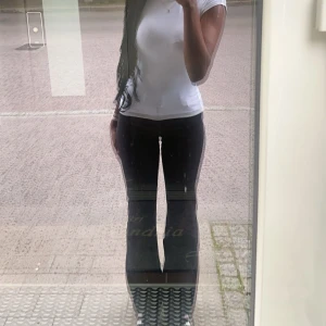 Svara jeans  - Mid waist svarta jeans 