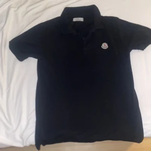 Svart moncler T-shirt  - Säljer min moncler T-shirt (skjorta) eftersom att den inte längre passar mig, Använd fåtal gånger och är riktigt fin och fräsch, Storlek S, Kvitto finns inte eftersom att denna köpte ja från min kompis Pris kan Diskuteras:)