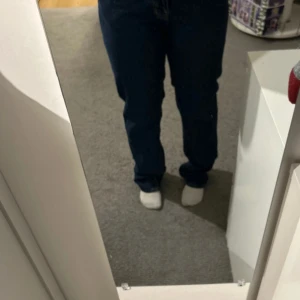 Blå jeans med rak passform - Snygga blå jeans med rak passform och låg midja. . Midjemått är w29. Aldrig använda💓