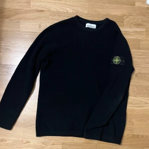 Stone Island stickad tröja  - Hej, säljer nu min as snygga stole island tröja. Mycket fin stickad tröja som passar alla möjliga outfits. Hör av er privat vid minsta lilla fråga!