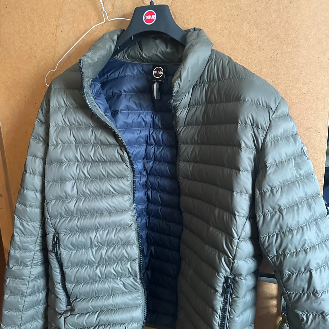 Olivgrön pufferjacka från Colmar - 1