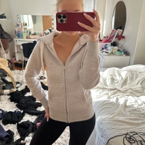 Russemerch hoodie - Russemerch hoodie! Säljer pga den är lire liten🩷 storlek xxs, tvättar innan jag postar. Superfint skick!!