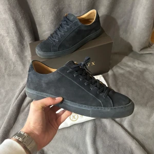 MÖRKBLÅ SKOLYX SKOR - Tja! Säljer as snygg mocka stl 44 skor som liknar loubs | Perfekt för dig som vill ha loubs liknande och vill spara pengar! 💰 | Skick 8,5/10 mycket bra [Nästintill nya] |  pm vid några funderingar eller frågor ! 🙌