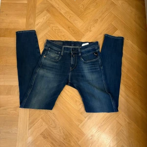 Replay Anbass  - Replay Anbass w 29 L 32  102 cm i längd  37x2 cm i midjemått  Materialet är väldigt stretchigt så passar lite större! Sitter slim