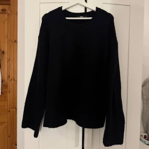 Svart stickad  BikBok - Säljer en svart stickad tröja från BikBok i storlek L💕