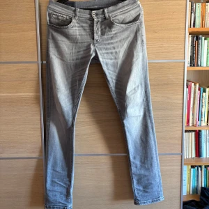 Dondup jeans  - Dondup George jeans - Riktigt snygg tvätt - Storlek : 33 - Lagning i skrevet men väldigt snyggt gjort hos skräddare syns knappt - Skicka meddelande vid funderingar!