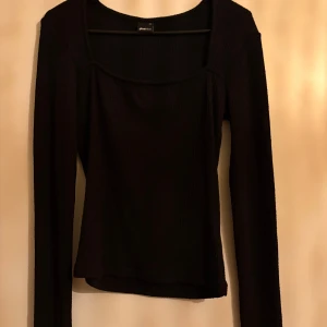 Svart ribbad tröja från Gina Tricot - Säljer en stilren svart ribbad tröja från Gina Tricot i storlek XS.❤️🤭