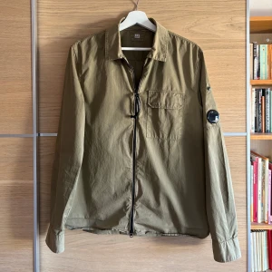 C.P. Company overshirt   - En overshirt från C.P. Company i väldigt fint skick - Nypris : 3200kr - Bild på hela QR skickas i meddelande! 