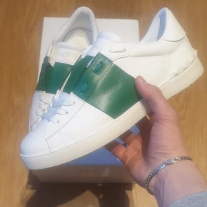 Valentino Opens - Snygga Valentino sneakers i vitt med gröna detaljer. De har inga defekter och är i nyskick! Ny pris ligger på typ 7000 mitt pris 3000!! 🥂🍾 Jag säljer dem då de är för små för mig. Tar även byten! Kvitto finns. Kontakta mig vid frågor!!