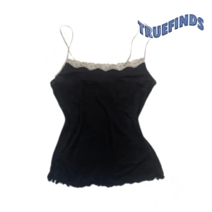 Svart linne med spetsdetaljer - svart linne med tunna axelband och spetskant i vitt upptill.