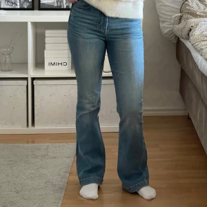 Blå bootcut jeans från JDY - Snygga blå bootcut jeans från JDY. De har en klassisk femficksdesign och är perfekta för en avslappnad stil. Jeansen har en bekväm passform och är tillverkade i ett mjukt denimtyg. Knappt använda, skriv privat för fler bilder eller frågor. L32 W27