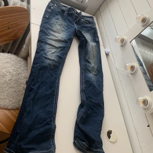 Mörkblå jeans med coola fickor  - Mörkblå jeans som liknar miss mees i storlek 0/24, dom passar nån som är 160-165 i längden skulle jag säga. Jag säljer dom för dom är för små för mig ❤️jag köpte dom i usa i april, jag har bara använt dom typ 3 gånger när jag var i usa annars har jag inte använt dom! Nypris var 800