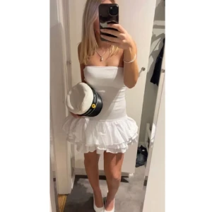 Vit volangklänning Zara - Jättefin volangkläning från zara! (Bilderna är från förra säljaren då den inte passade, skriv för fler bilder) 