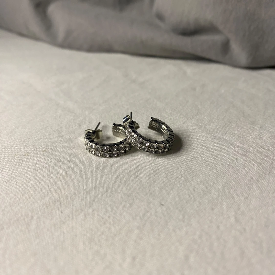 Silvriga örhängen från Montini - 1