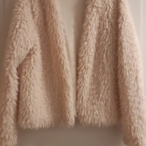 Beige/cream white Faux Fur Jacket XL  - Mysig tunn beige teddyjacka från Gina Tricot i storlek XL,  kan även användas som oversize i stl S/M. Koftan har en fluffig och mjuk textur som ger en skön känsla. 