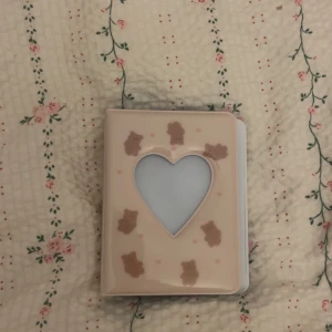 Kpop - Säljer denna pc binder för 20kr + 22kr frakt! Köparen står för frakten, tryck alltså INTE på tryck nu!! Hör av dig om du är intresserad🥰