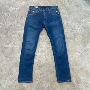 Blå jeans från Replay - Snygga blå jeans från Replay i modellen Grover. De har en straight fit och är tillverkade i Hyperflex-material för extra komfort och stretch. Klassisk femficksdesign med dragkedja och knapp. Perfekta för en avslappnad stil. Nästan aldrig använda och därför priset, va inte rädd för och ställe frågor 👍